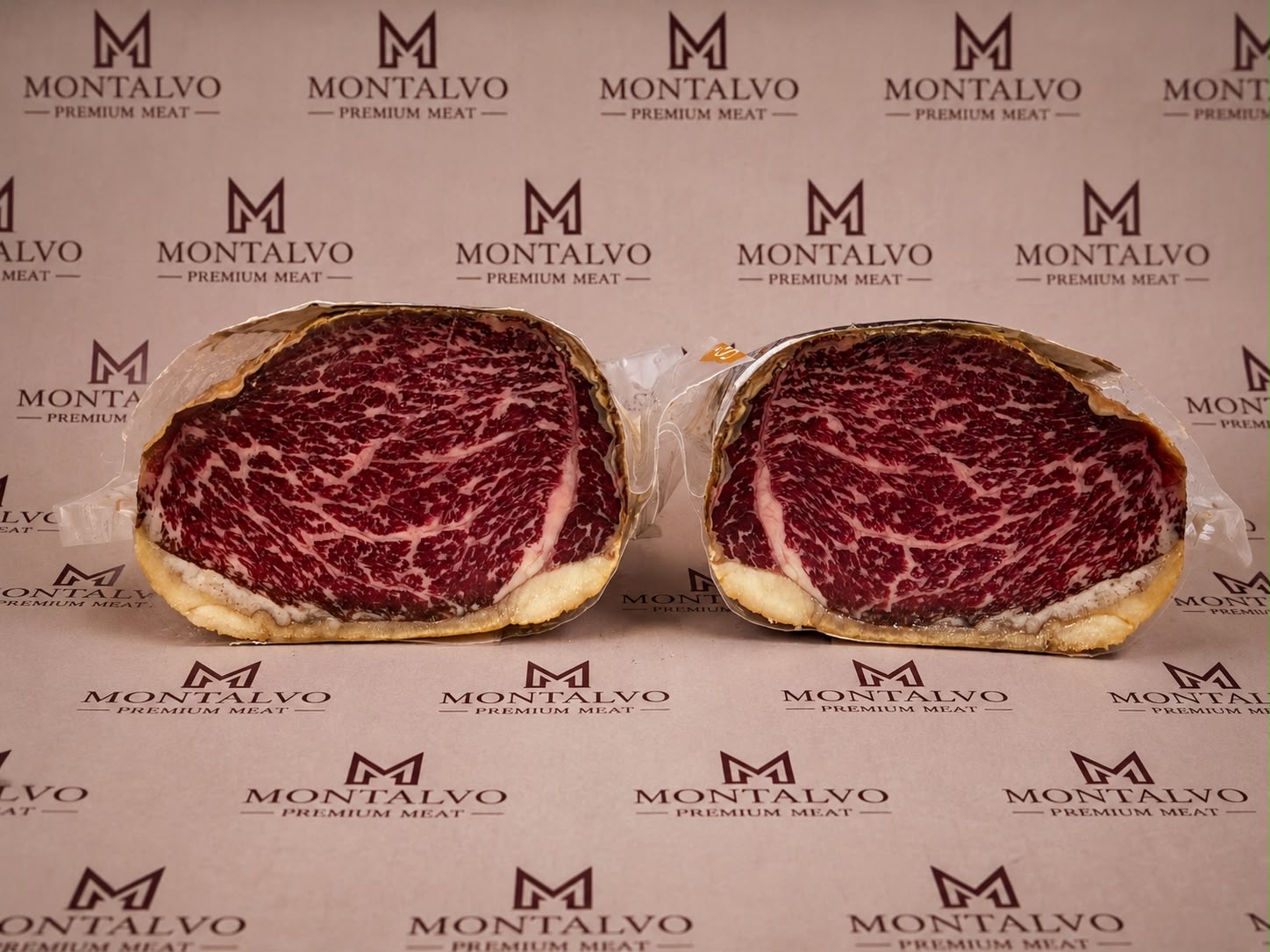 Dos lomos envasados al vacío con el fondo Montalvo Premium Meat