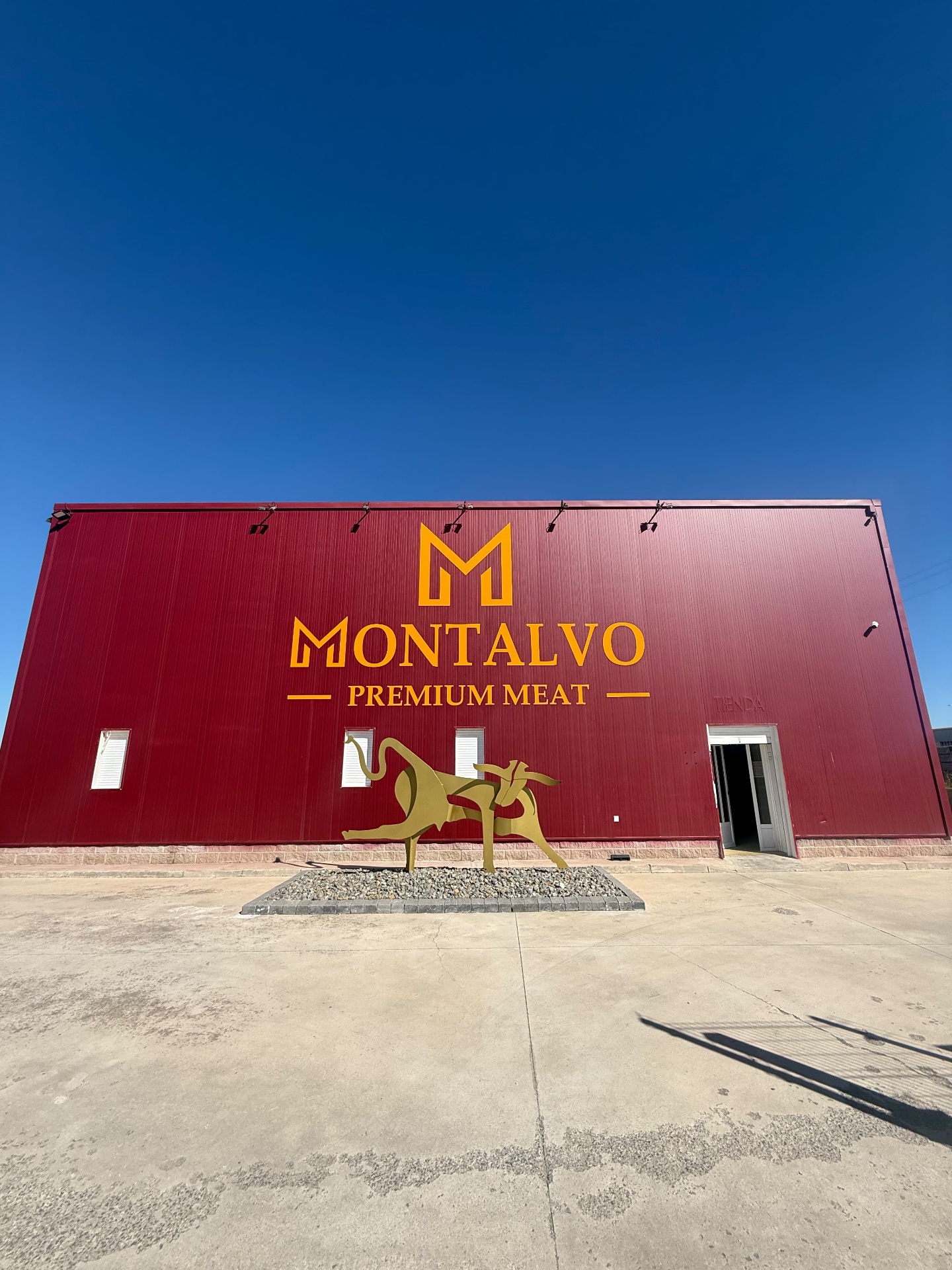 Exterior de las instalaciones de Montalvo Premium Meat