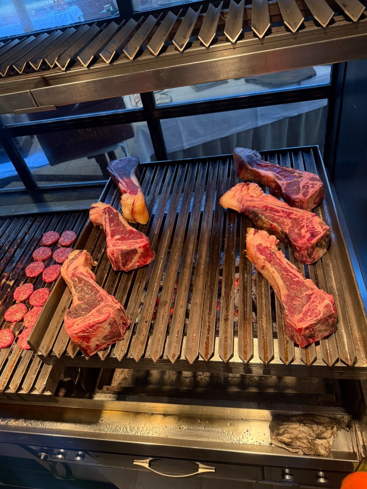 Chuletones de Montalvo sobre la parrilla